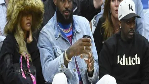 上海游泳课拓展校外资源，学生大巴出行体验社会课堂